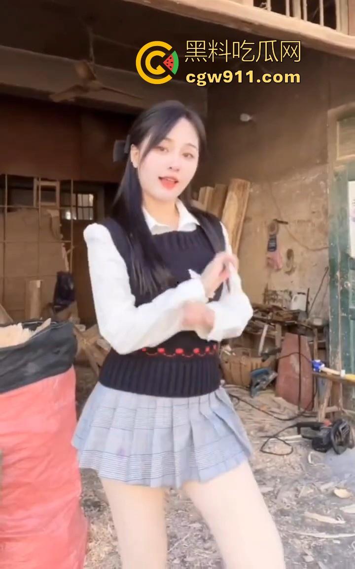 湖南性感擦边主播遭疯狂粉丝寄炸弹包裹炸伤,粉丝疯狂起来真恐怖啊,好端端的性感主播炸成了隔壁大妈!-3