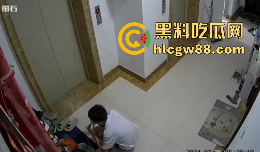 变态群友的分享!湖南脚控小哥去偷盗楼下小姐姐的的美鞋用来吃饭 脚控到已经病态 内容炸裂!-12
