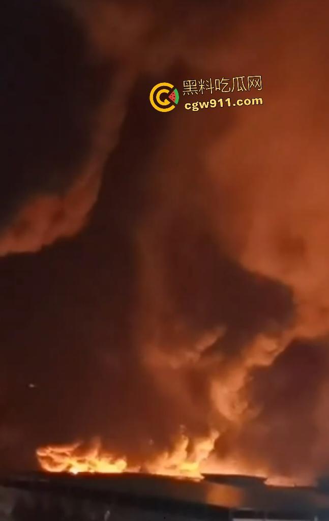 宁波姜山镇顺丰物流仓库惊天大火！高压路奥克斯旁熊熊烈焰，20余辆消防车鏖战一小时勉强控火！-4