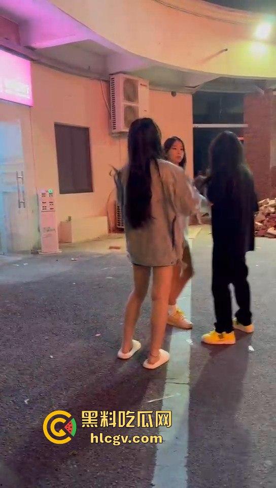 女生打架真有看头!夜晚互殴上演啤酒瓶砸头大战,只因男友劈腿当场火拼!-2