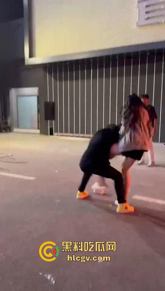 女生打架真有看头!夜晚互殴上演啤酒瓶砸头大战,只因男友劈腿当场火拼!-4