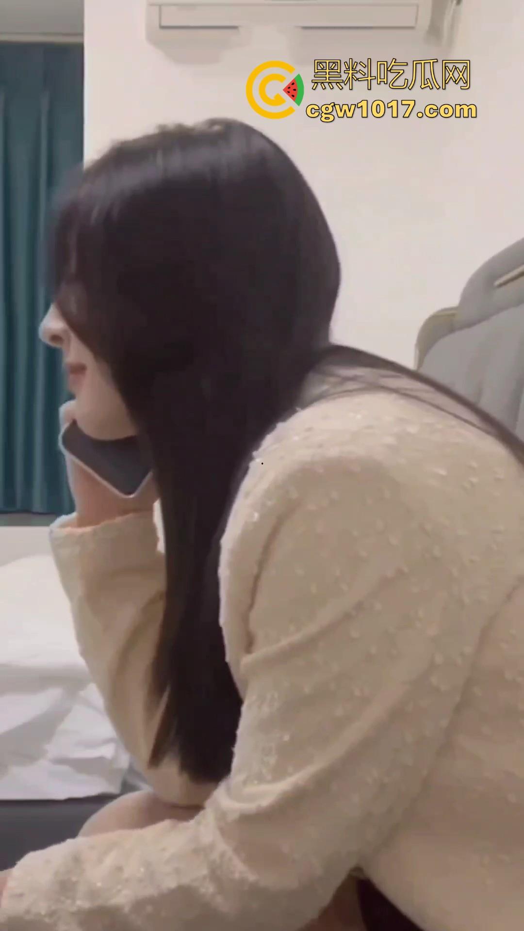 她还爱着她男朋友的对吗?深夜点高颜值学生妹,脱衣前先打电话哄男友睡觉后干正事,这就是爱情!-2