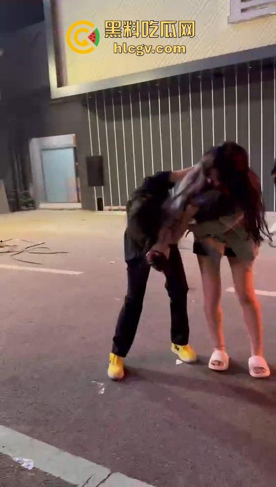 女生打架真有看头!夜晚互殴上演啤酒瓶砸头大战,只因男友劈腿当场火拼!-5