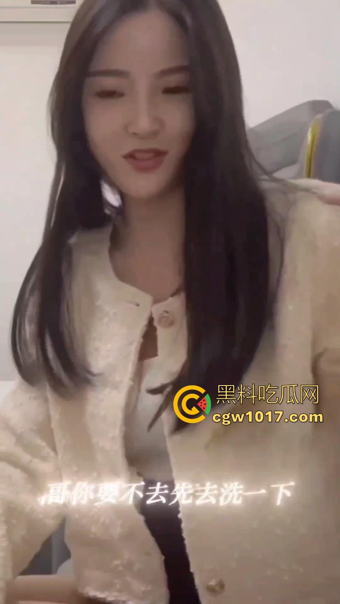 她还爱着她男朋友的对吗?深夜点高颜值学生妹,脱衣前先打电话哄男友睡觉后干正事,这就是爱情!-4