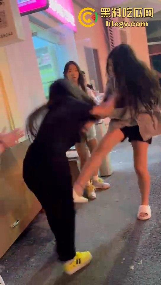 女生打架真有看头!夜晚互殴上演啤酒瓶砸头大战,只因男友劈腿当场火拼!-10