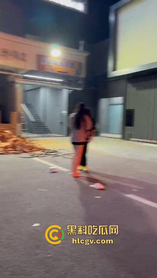 女生打架真有看头!夜晚互殴上演啤酒瓶砸头大战,只因男友劈腿当场火拼!-11