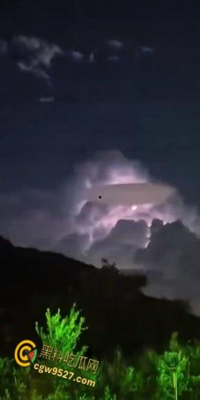 抖音上疯传灵异事件,长白山昆仑山哀牢山天空突变,道友雷电中渡劫升仙,龙影现世抓拍视频大合集 !-7