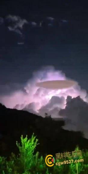 抖音上疯传灵异事件,长白山昆仑山哀牢山天空突变,道友雷电中渡劫升仙,龙影现世抓拍视频大合集 !-8