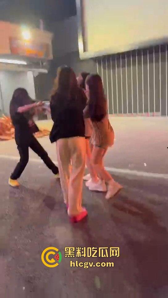 女生打架真有看头!夜晚互殴上演啤酒瓶砸头大战,只因男友劈腿当场火拼!-13