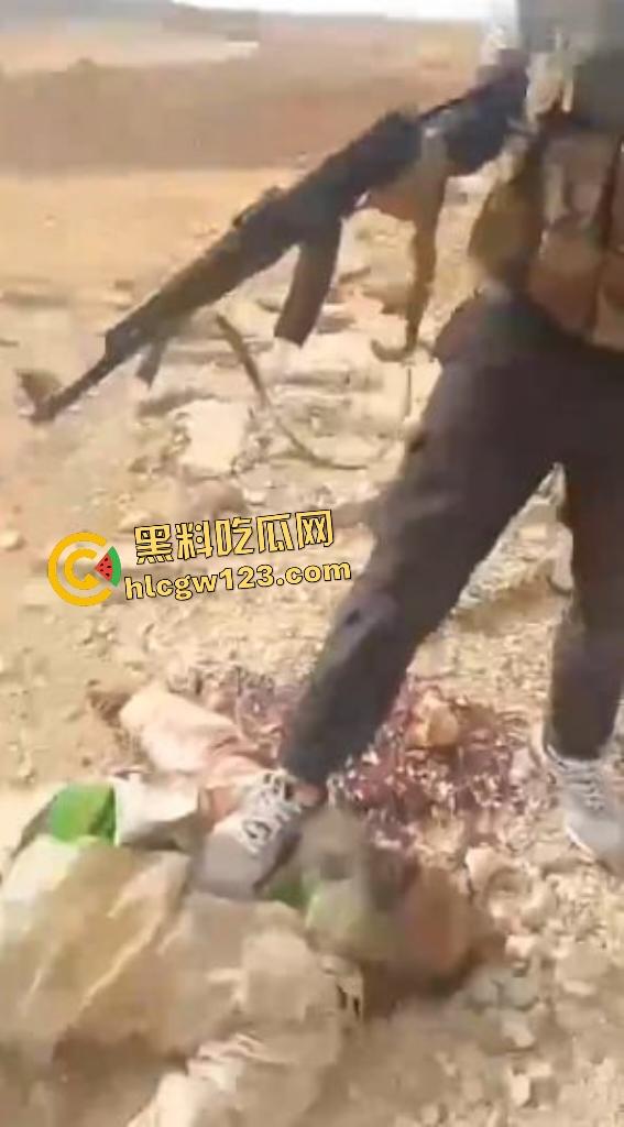 加沙暴徒踩以色列人质如蹦床!分尸虐杀血腥,扬言以色列人是孬种!-5