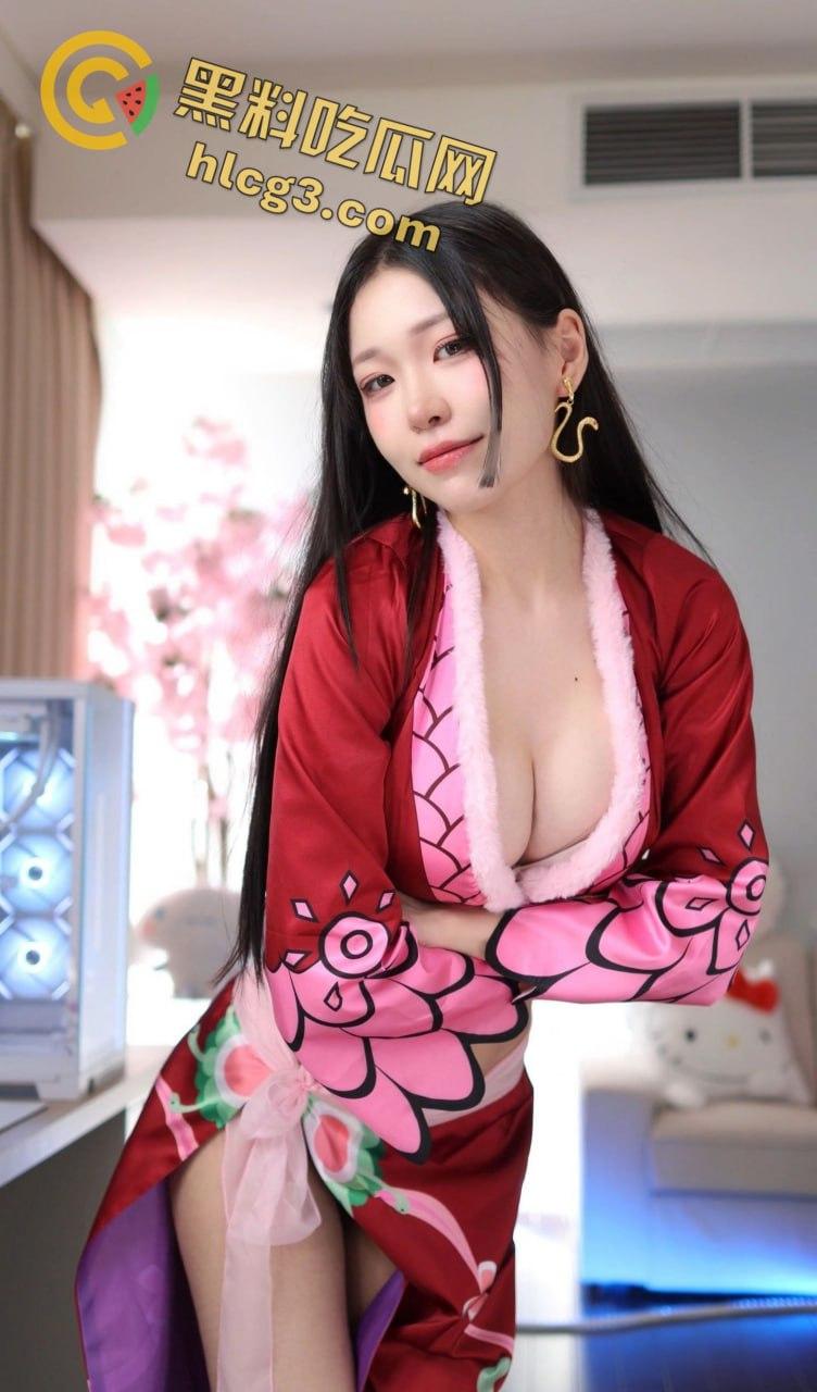 海贼王女帝COS自慰视频火爆全网!高颜值顶级身材,让人无法移开视线-1