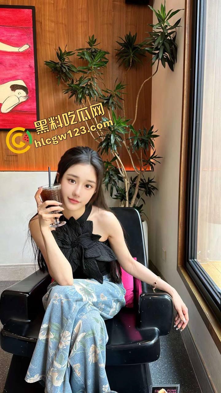 小鸡巴黄皮绿帽男亲手把媚黑骚妻送上黑人屌!舔逼捧蛋全程伺候,看着老婆被爆操到腿抽筋还在喊爽!-5