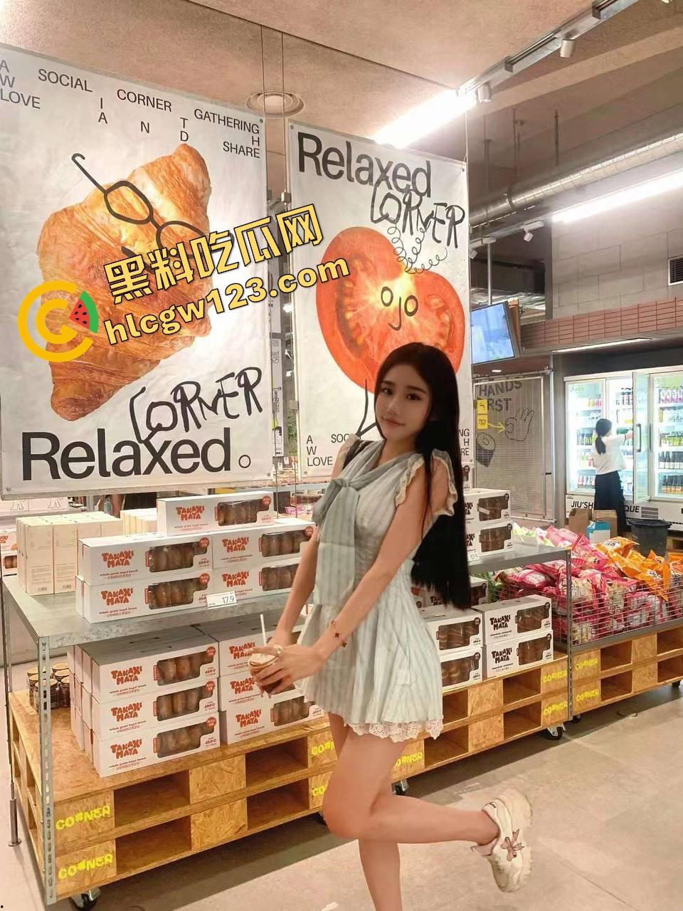 小鸡巴黄皮绿帽男亲手把媚黑骚妻送上黑人屌!舔逼捧蛋全程伺候,看着老婆被爆操到腿抽筋还在喊爽!-6