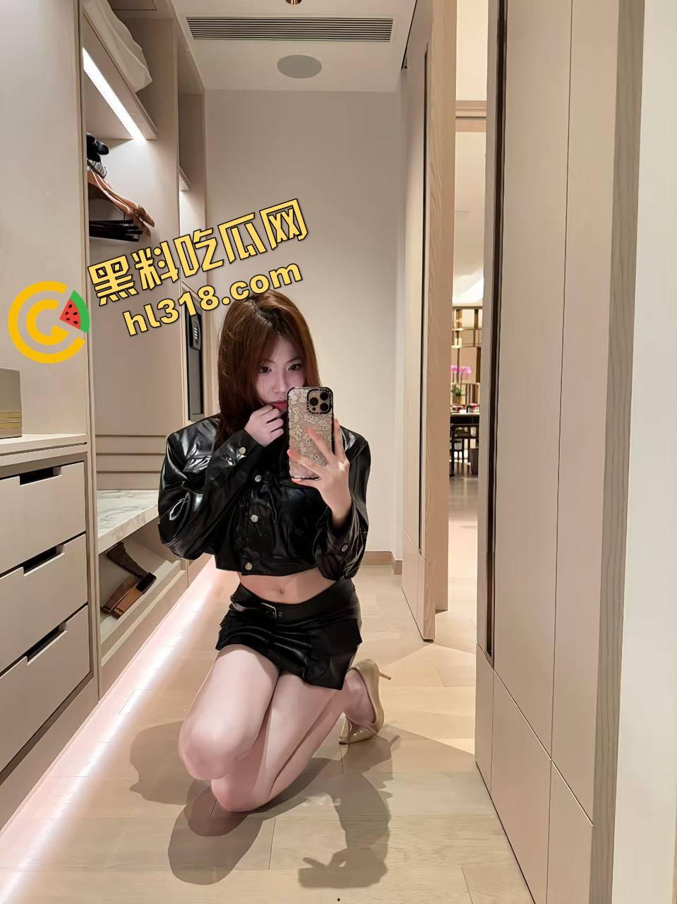 和嫂子卧室疯玩解锁新姿势,对着窗户啪啪、故意让路人偷窥,边吃鸡巴边挨打大屁股,越玩越变态!-1