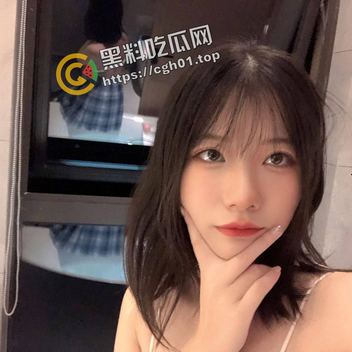 学弟帮学姐修电脑 发现学姐风骚自慰自拍 拷贝流出 还是学姐玩的花啊-9