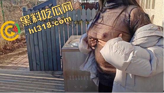 和嫂子卧室疯玩解锁新姿势,对着窗户啪啪、故意让路人偷窥,边吃鸡巴边挨打大屁股,越玩越变态!-8