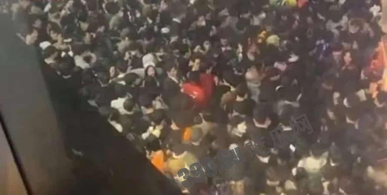 突发踩踏!当地时间19日,也门首都萨那慈善物资发放活动期间发生踩踏事件,造成至少80人死亡、220人受伤-2