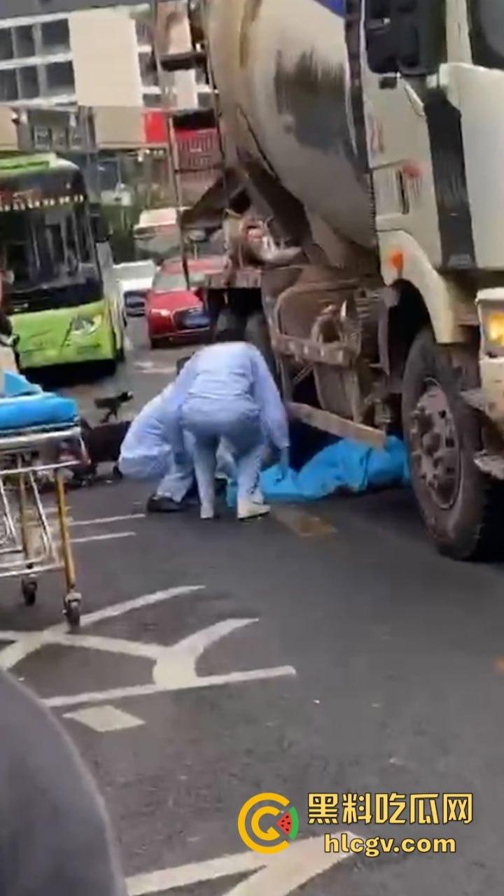 自贡张家沱隧道口工程车酿惨祸一妇女被大型工程车碾压后场景惊心!-1