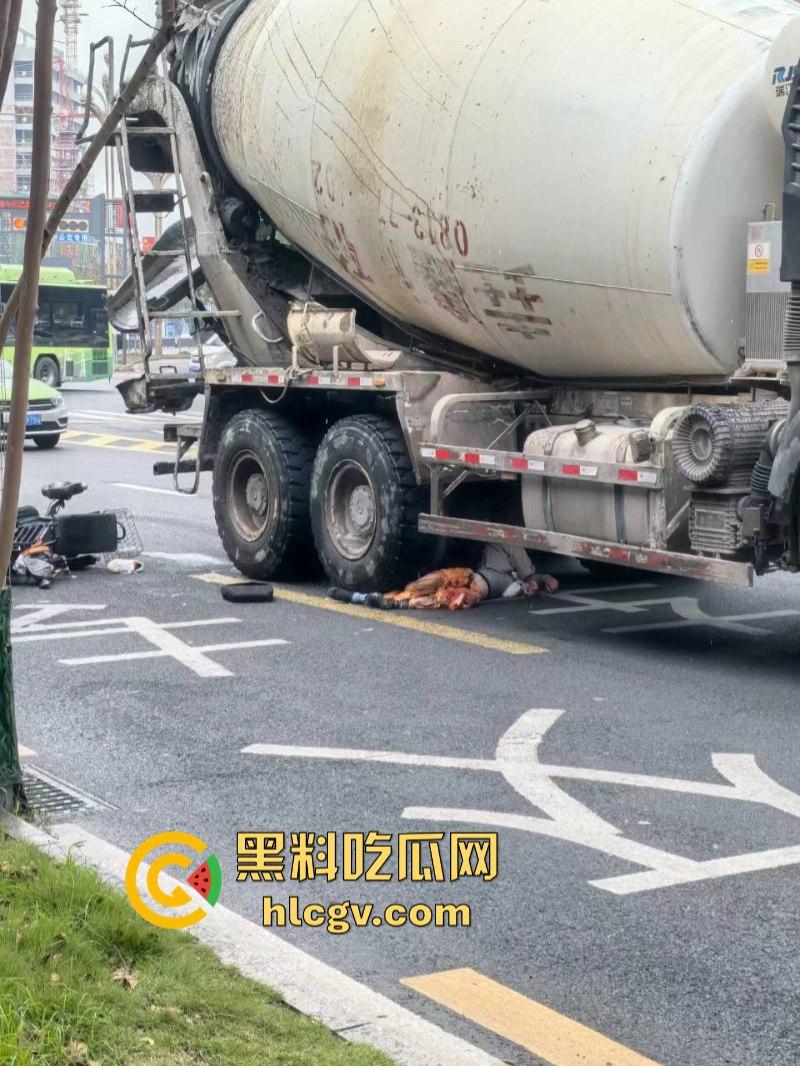 自贡张家沱隧道口工程车酿惨祸一妇女被大型工程车碾压后场景惊心!-7