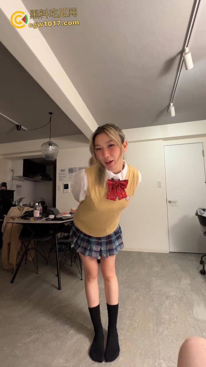 欧美高颜值网红【Lillienue】,JK制服巨乳脱衣揉奶,跪地深喉口交,飞机杯撸管榨精,闭眼享受口爆吞精!-1