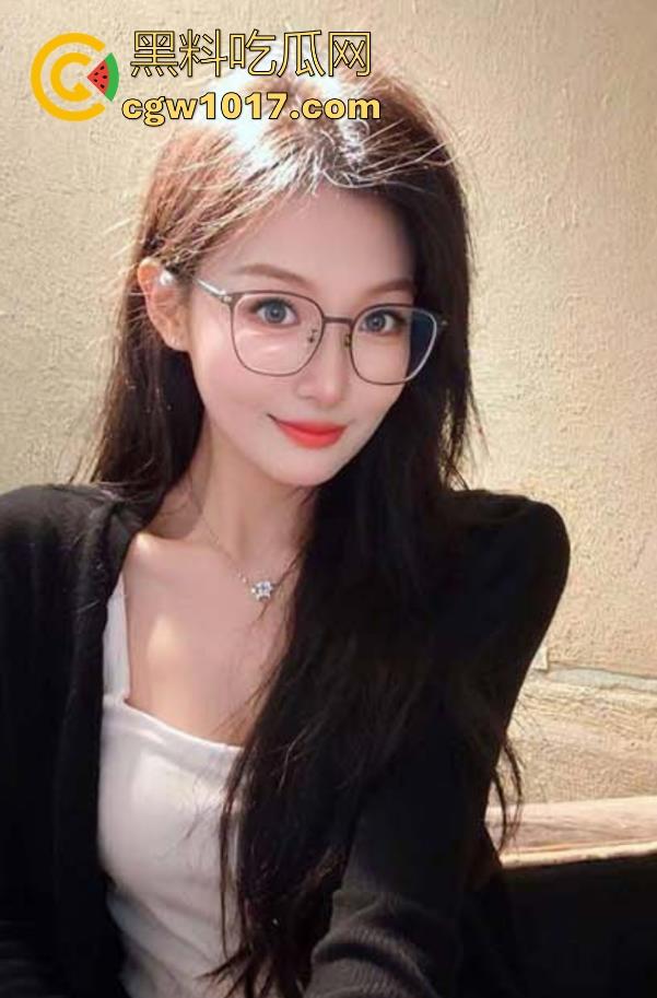 和嫂子很肆无忌惮偷情,开门操被人偷听,楼道转转战回房间继续,没忍住又一次射到嫂子的骚逼里!-1