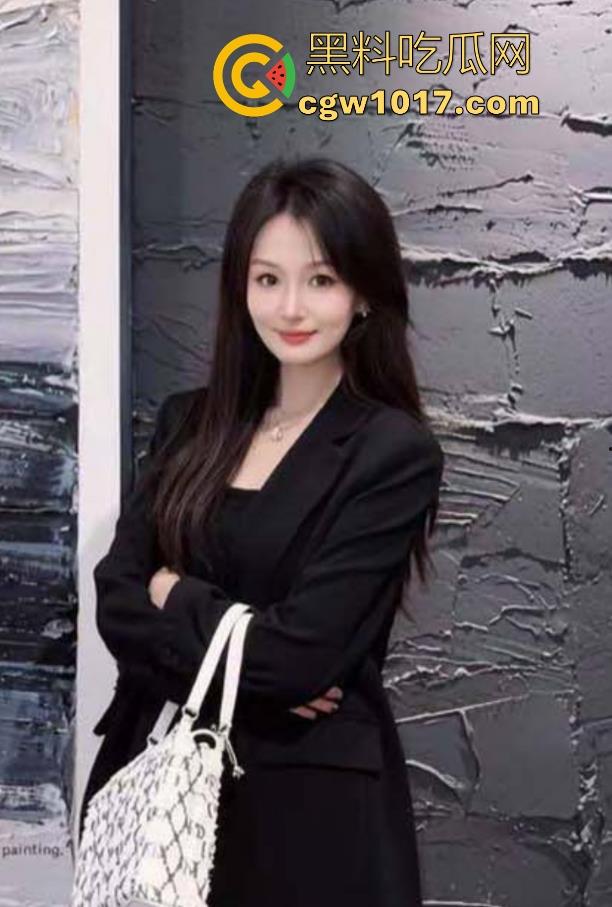 和嫂子很肆无忌惮偷情,开门操被人偷听,楼道转转战回房间继续,没忍住又一次射到嫂子的骚逼里!-2