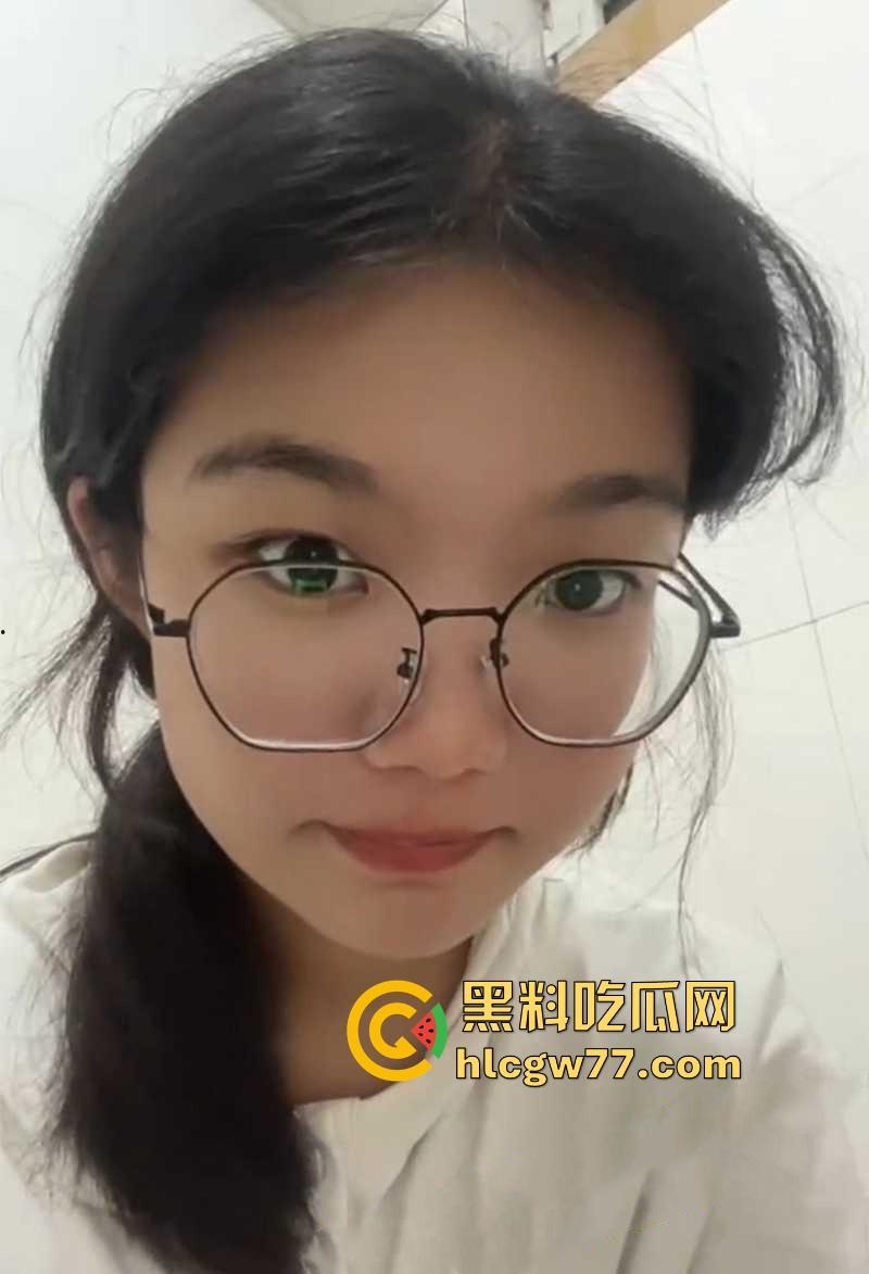 陕西榆林横山中学00后学生妹【林子苒】掰穴露奶 反差露脸情色小视频流出!-6