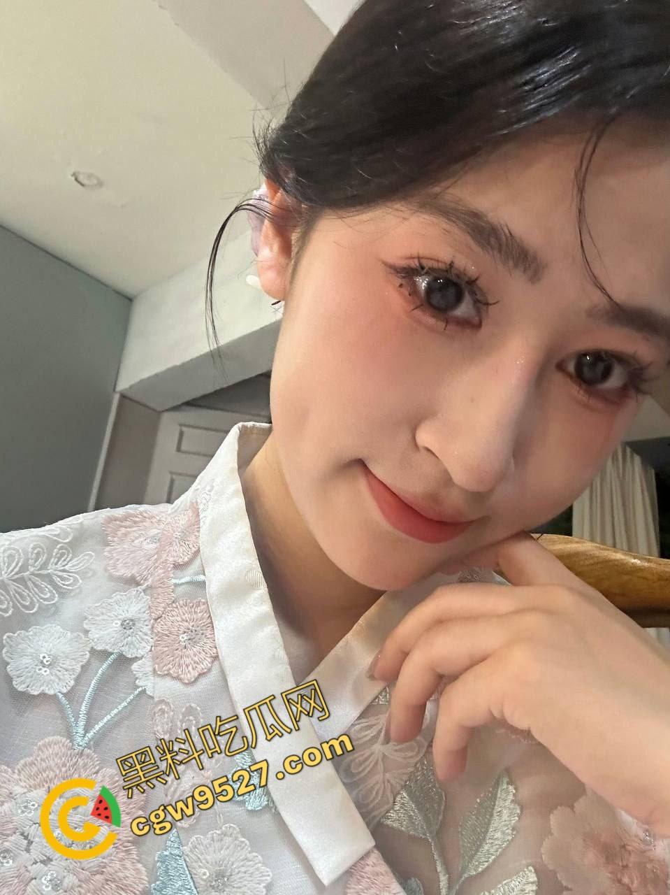 富二代酒店开淫乱轰趴专操别人女友!杭州浙商银行周雪瑶出轨被调成母狗供多人享乐,现场画面堪比AV大片-1