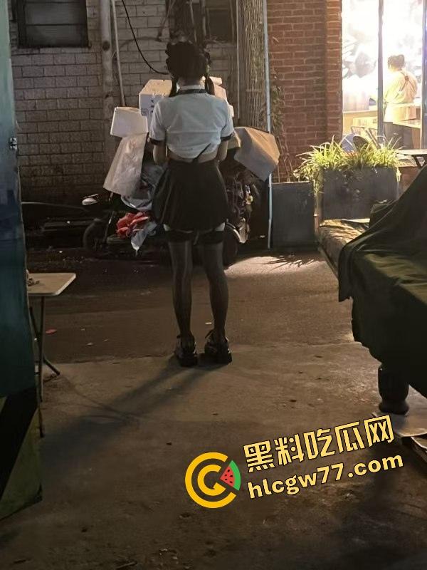 南宁渔网短裙妹站街妹卖快餐,亲爹突袭现场追女,她跑他追 她插翅难飞渔网裆都跑裂了!-1
