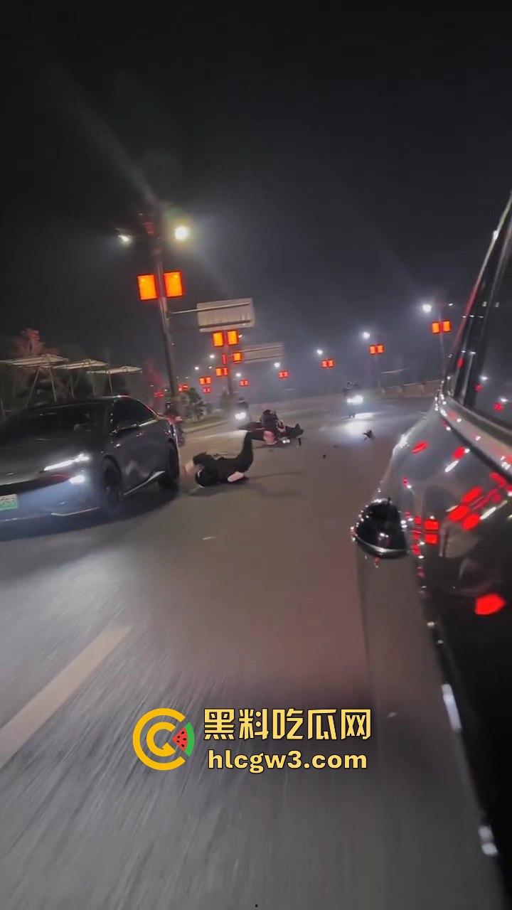 小伙用命演绎春风摩托视频,360度托马斯直接飞上天,升格镜头记录最后一刻,玩命操作震撼全网!-1