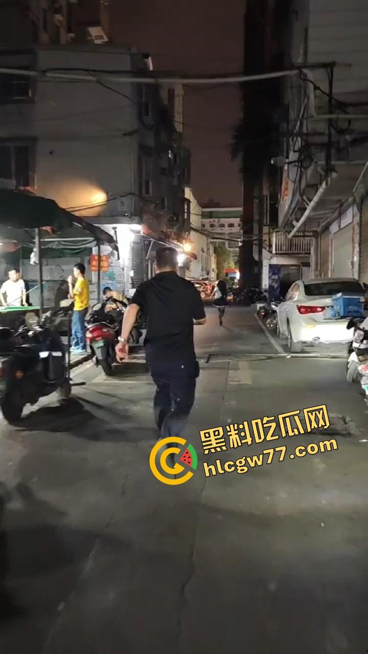 南宁渔网短裙妹站街妹卖快餐,亲爹突袭现场追女,她跑他追 她插翅难飞渔网裆都跑裂了!-5