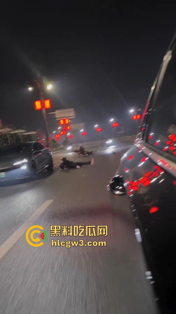 小伙用命演绎春风摩托视频,360度托马斯直接飞上天,升格镜头记录最后一刻,玩命操作震撼全网!-2