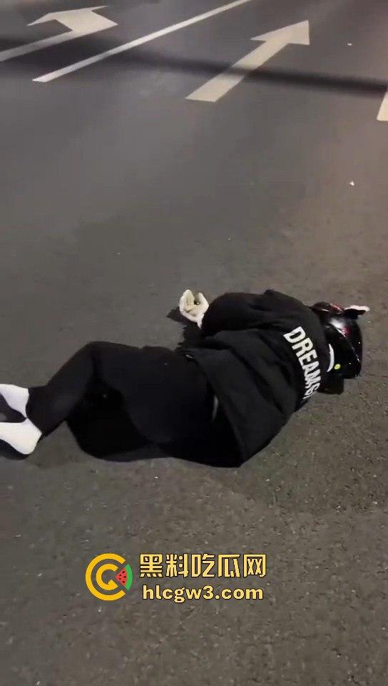 小伙用命演绎春风摩托视频,360度托马斯直接飞上天,升格镜头记录最后一刻,玩命操作震撼全网!-3