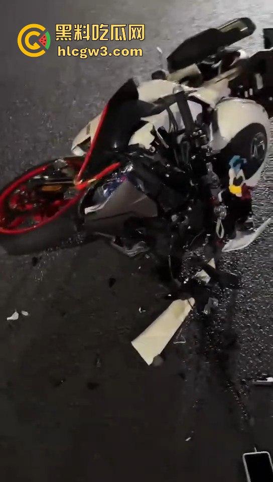 小伙用命演绎春风摩托视频,360度托马斯直接飞上天,升格镜头记录最后一刻,玩命操作震撼全网!-5