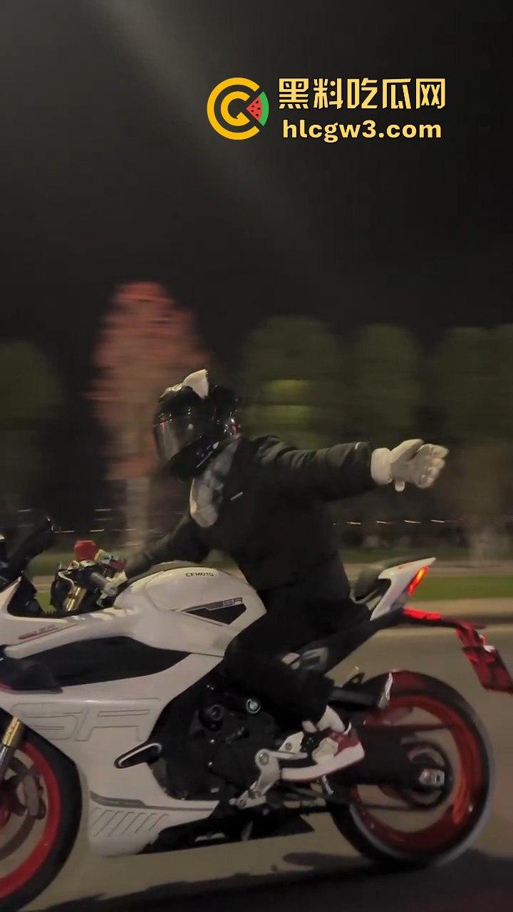 小伙用命演绎春风摩托视频,360度托马斯直接飞上天,升格镜头记录最后一刻,玩命操作震撼全网!-6