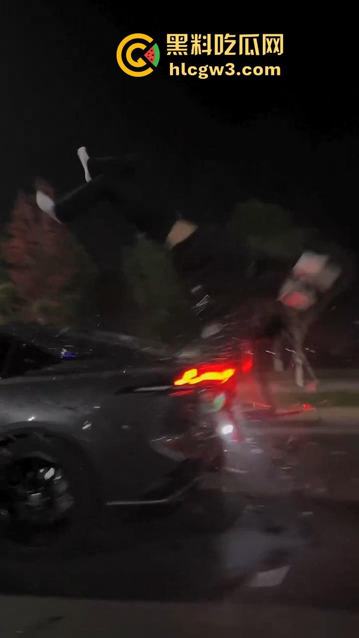 小伙用命演绎春风摩托视频,360度托马斯直接飞上天,升格镜头记录最后一刻,玩命操作震撼全网!-7