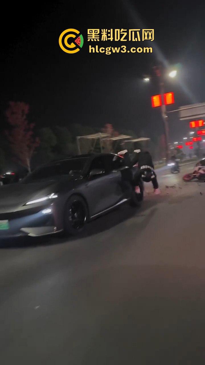 小伙用命演绎春风摩托视频,360度托马斯直接飞上天,升格镜头记录最后一刻,玩命操作震撼全网!-9