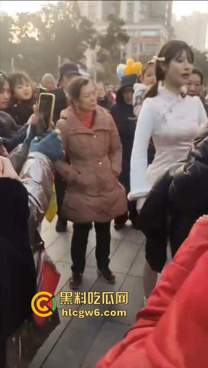 成都街头惊现高仿真女机器人 质感逼真颜值满分 大妈大爷当场看懵 五姑娘快退休了 野鸡逼价要崩盘了！-3