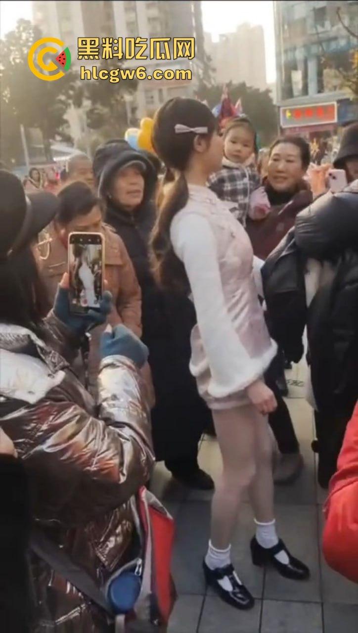 成都街头惊现高仿真女机器人 质感逼真颜值满分 大妈大爷当场看懵 五姑娘快退休了 野鸡逼价要崩盘了！-4