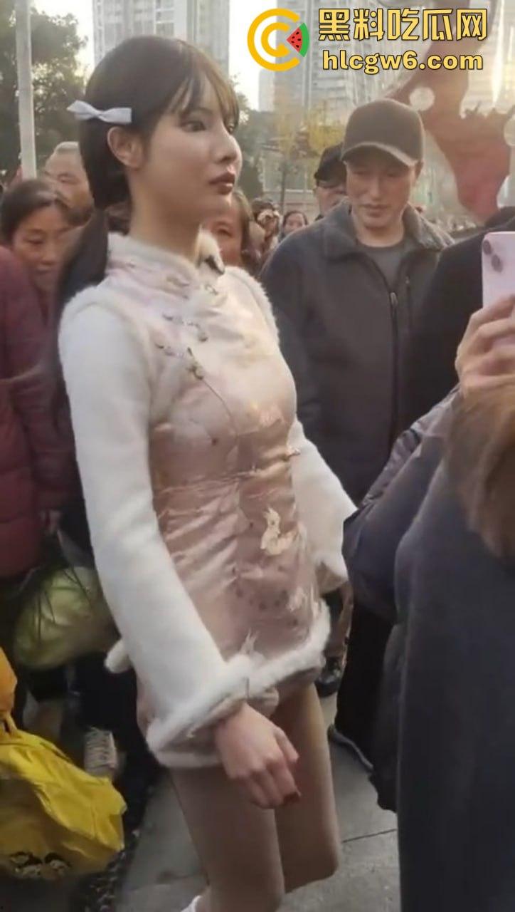 成都街头惊现高仿真女机器人 质感逼真颜值满分 大妈大爷当场看懵 五姑娘快退休了 野鸡逼价要崩盘了！-6