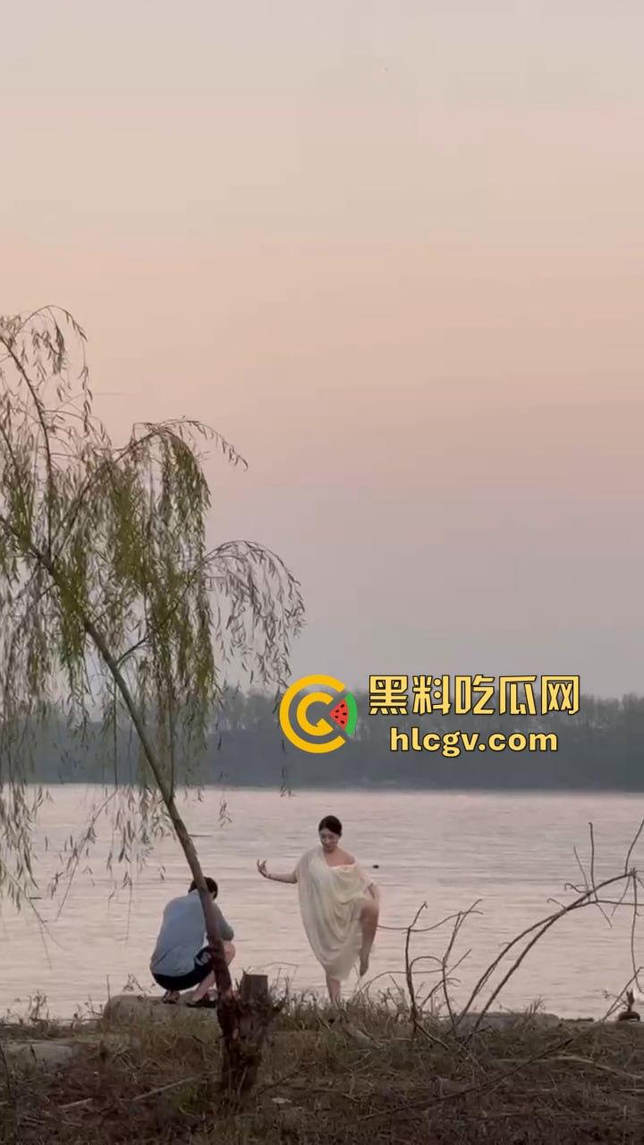 骚气人妻湖边写真骚到冒泡!穿薄纱大劈一字马,这骚架势把路人都看傻了,怪不得老公快秃了!-5