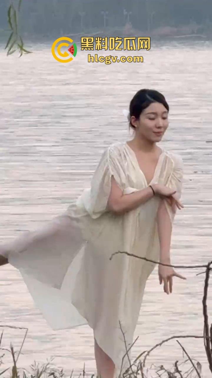 骚气人妻湖边写真骚到冒泡!穿薄纱大劈一字马,这骚架势把路人都看傻了,怪不得老公快秃了!-6