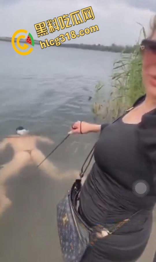 调教男奴最爽玩法,绳子栓鸡巴上下河游泳,这是遛鸟还是遛狗,不得不佩服老外的调教手段 !-1