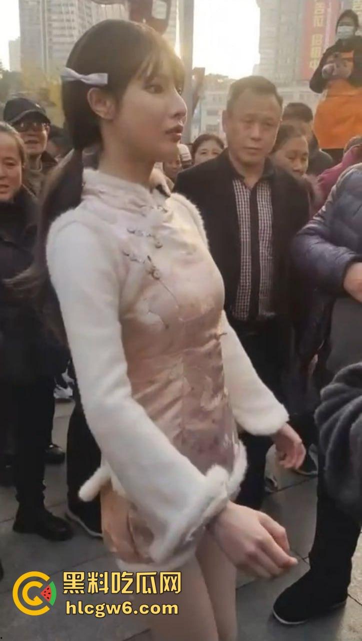 成都街头惊现高仿真女机器人 质感逼真颜值满分 大妈大爷当场看懵 五姑娘快退休了 野鸡逼价要崩盘了！-8