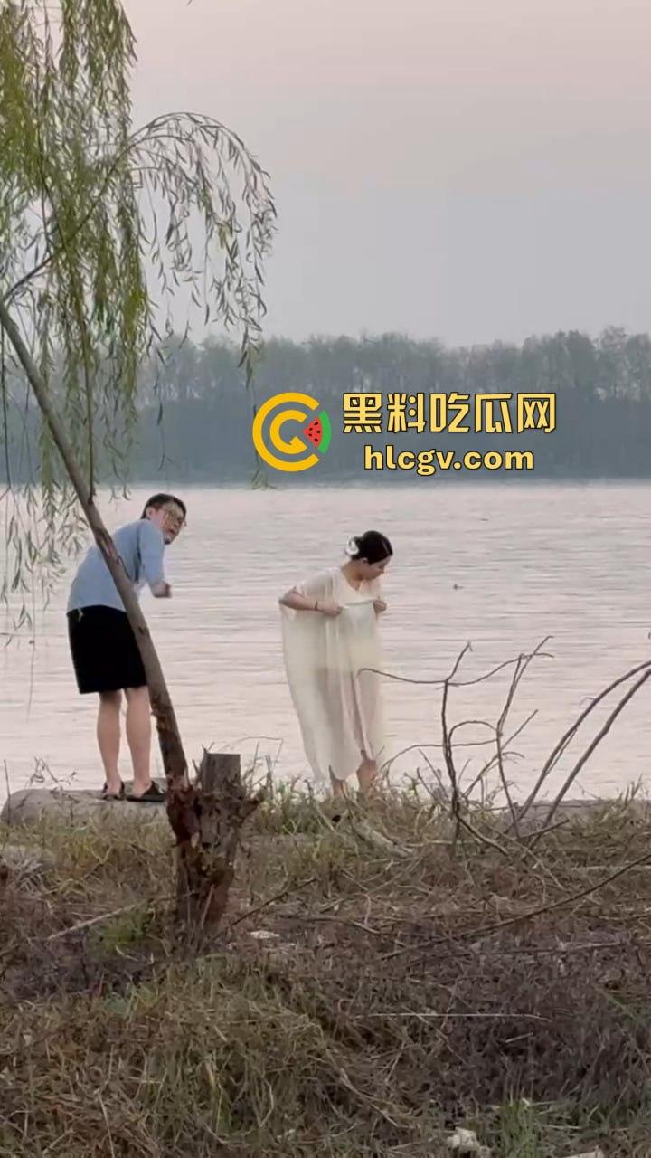 骚气人妻湖边写真骚到冒泡!穿薄纱大劈一字马,这骚架势把路人都看傻了,怪不得老公快秃了!-7