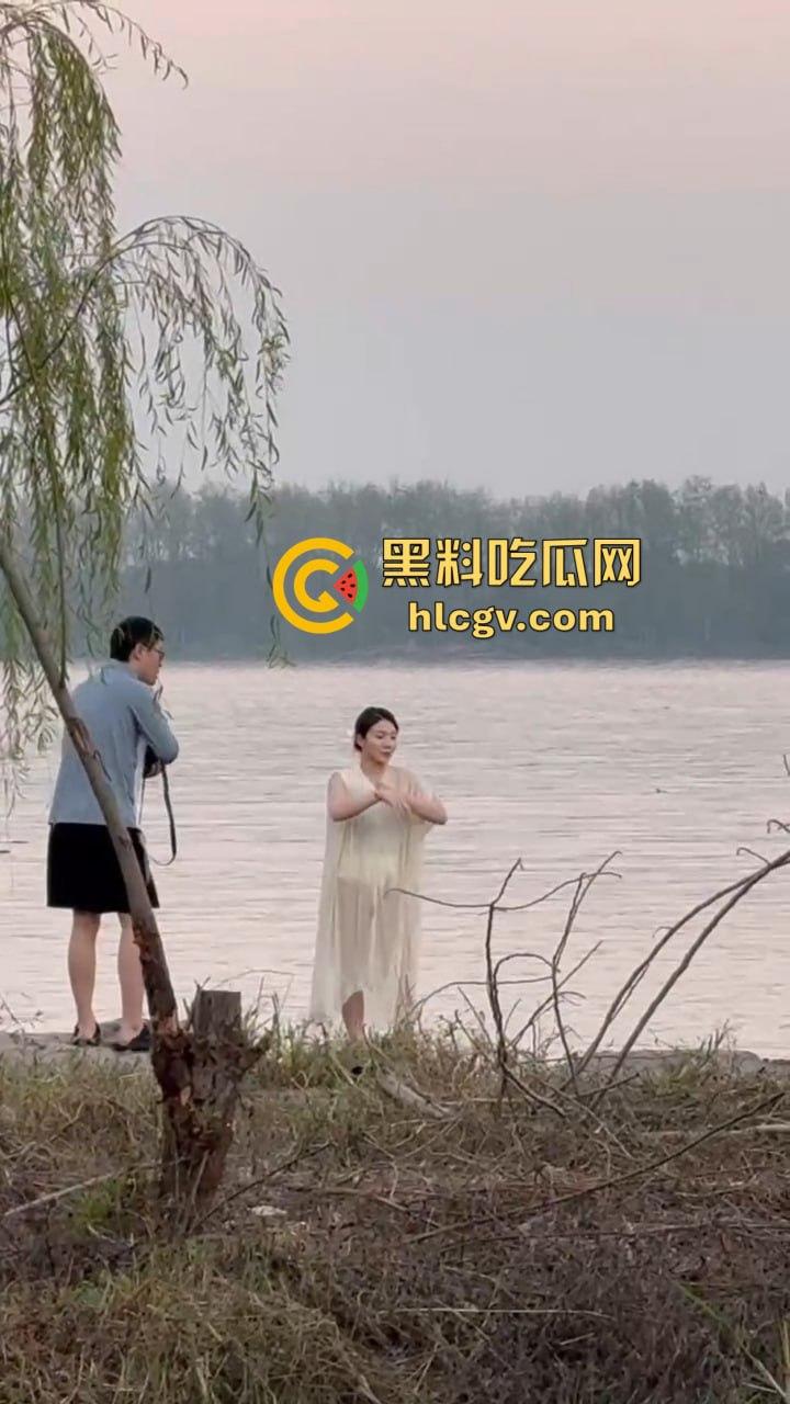 骚气人妻湖边写真骚到冒泡!穿薄纱大劈一字马,这骚架势把路人都看傻了,怪不得老公快秃了!-8