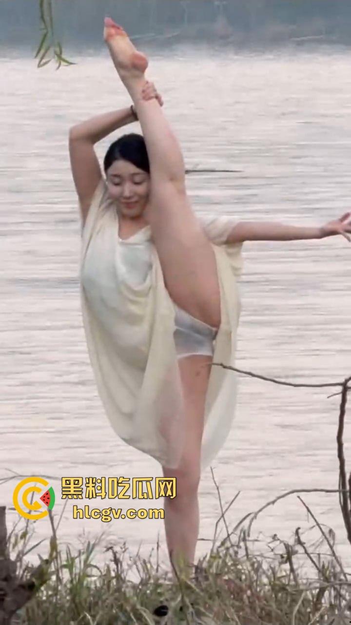 骚气人妻湖边写真骚到冒泡!穿薄纱大劈一字马,这骚架势把路人都看傻了,怪不得老公快秃了!-12