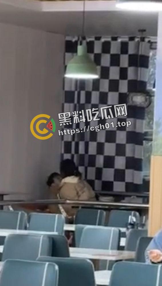 宿迁学院四号餐厅情侣餐桌做爱 女上忘我地蠕动 偷拍视频被流出-5