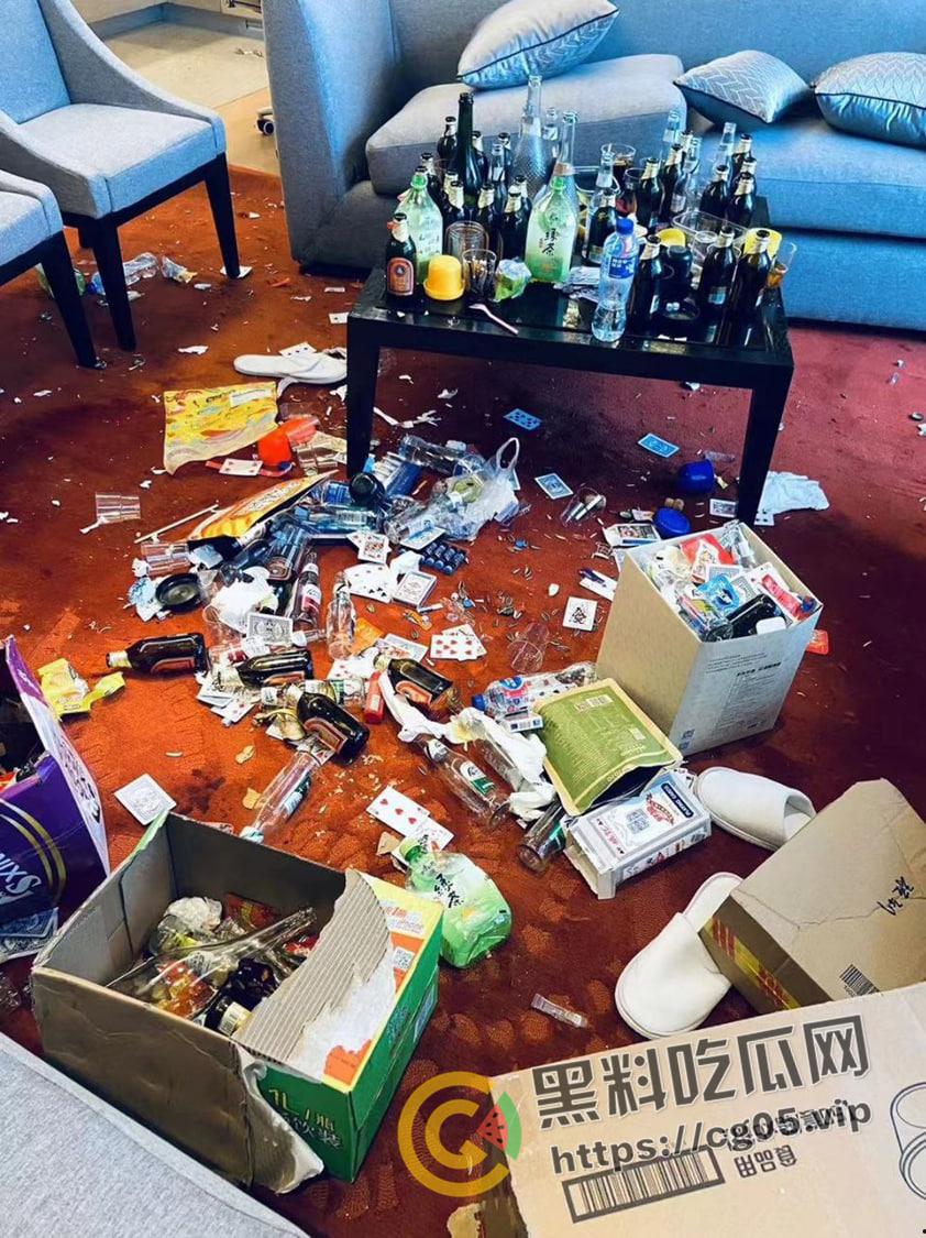 男同天团喜来登酒店大使套房欢度圣诞  爆操到肛门喷粪 画面惨不忍睹-6