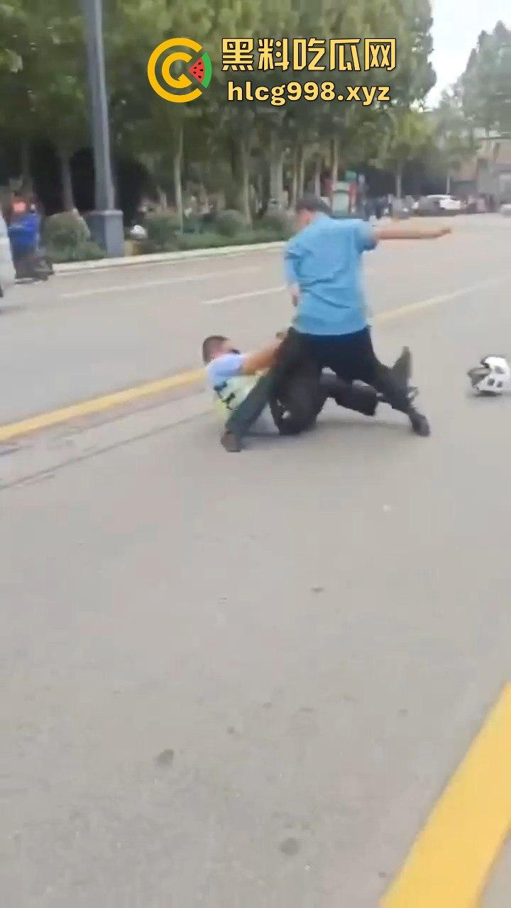 山东滕州男子当街暴揍交警!因不满罚款,上去直接开干!-4